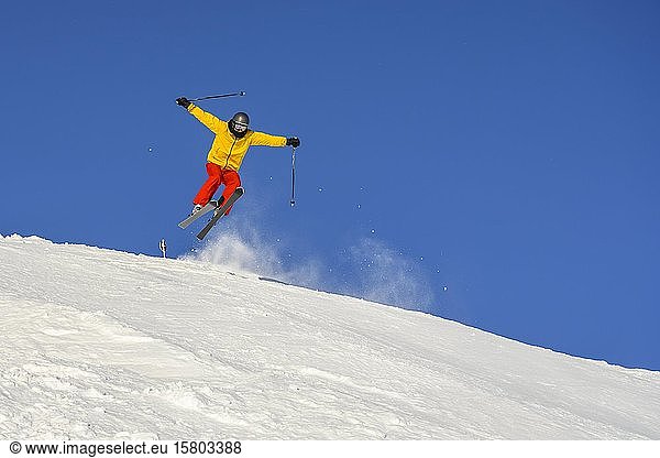 Skiers jumping on the ski slope  downhill Hohe Salve  SkiWelt Wilder Kaiser Brixenthal  Hochbrixen  Tyrol  Austria  Europe