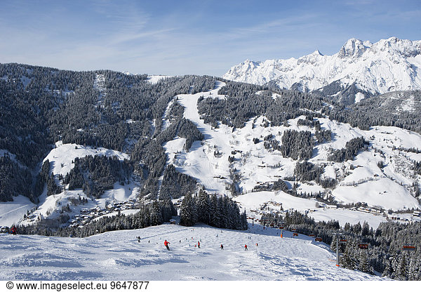 Skiers on slope in front of mountains  view to the Steinernes Meer  ski resort Ski Amade  Dienten  Salzburg State  Austria  Europe