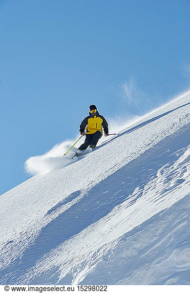 Skifahrer auf der Abfahrt  Saas-Fee  Wallis  Schweiz