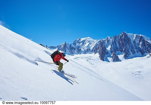 Skifahrer beim Abfahren  Mont-Blanc-Massiv  Grajische Alpen  Frankreich