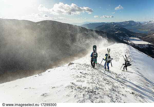 Skifahrer betrachten den vom Wind geformten Pulverschnee