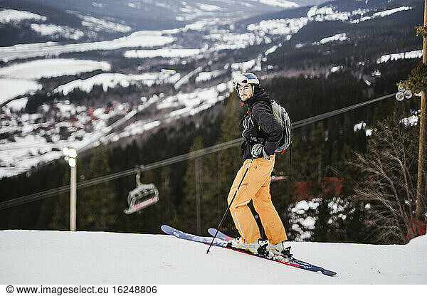 Skifahrer im Winter mit Blick in die Kamera