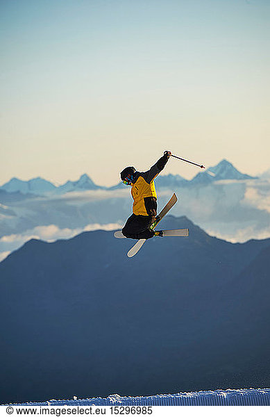 Skifahrer in der Luft  Saas-Fee  Wallis  Schweiz