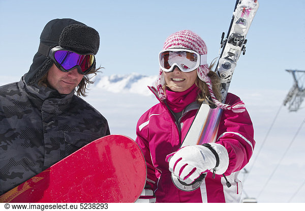 Skifahrer mit Ausrüstung im Freien