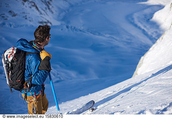 Skifahrer stand still und schaute auf den Gletscher Mer de glace