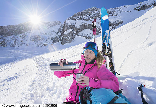 Skifahrerin bei heißer Teakholzpause