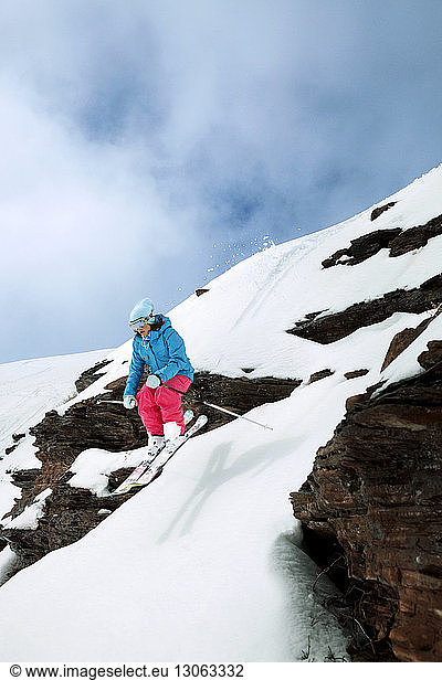 Skifahrerin beim Abfahrtslauf am Berg