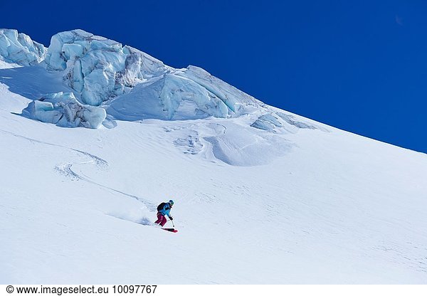 Skifahrerin beim Abstieg vom Mont-Blanc-Massiv  Graian Alps  Frankreich