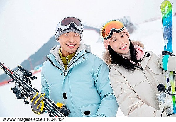 Skigebiet glückliche junge Paare mit Ausrüstung