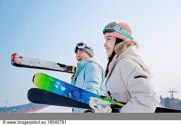 Skigebiete mit Ausrüstung von jungen Paaren