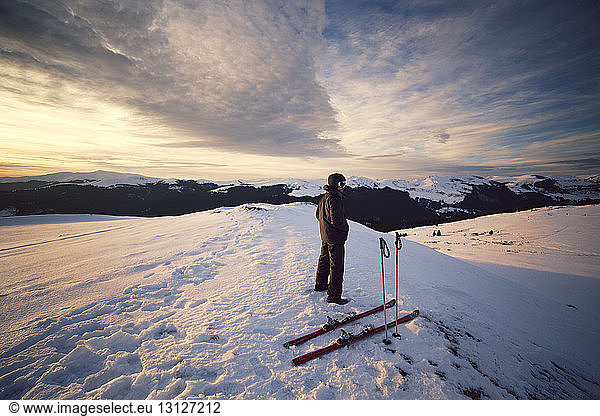 Skiläufer betrachtet Aussicht im Stehen auf Karpatenberg
