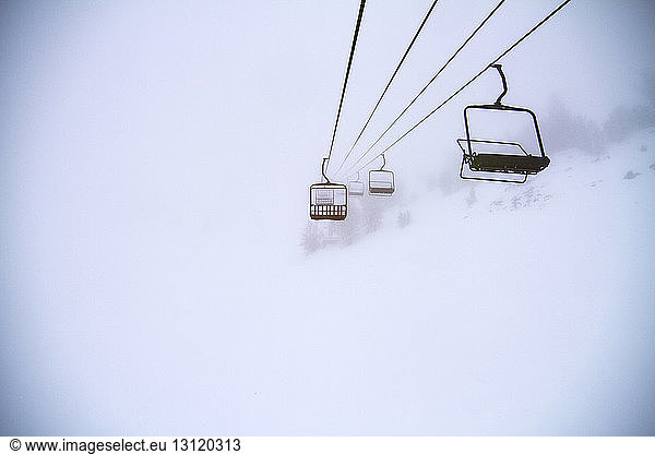 Skilifte in schneebedeckter Landschaft
