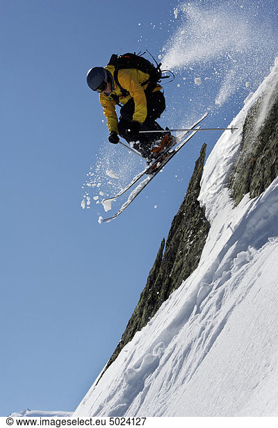 Skispringen über die steile Bergwand