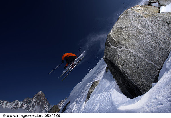 Skispringen über die steile Bergwand
