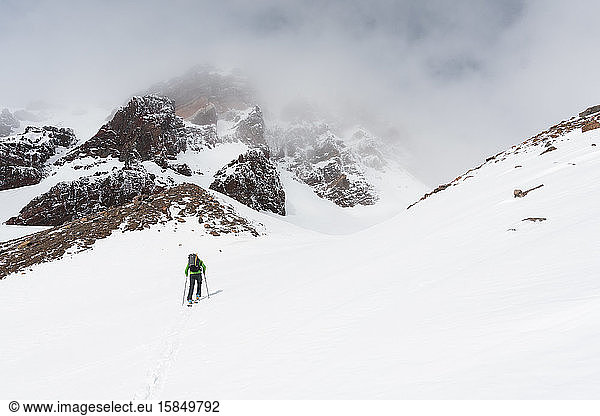 Skitouren im Hinterland in Richtung nebliger Berg