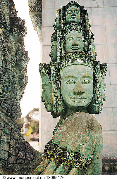 Skulptur außerhalb des Tempels
