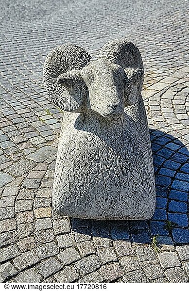 Skulptur aus Stein  Gotlandschaf als Absperrung  Poller auf Kopfsteinpflaster  Fußgängerzone in der Altstadt von Visby  Insel Gotland  Schweden  Europa