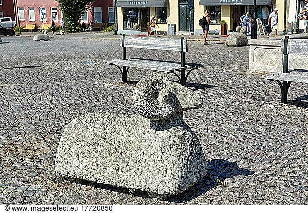 Skulptur aus Stein  Gotlandschaf als Absperrung  Poller in der Fußgängerzone  Altstadt von Visby  Insel Gotland  Schweden  Europa