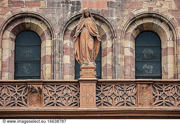 Skulptur der Jungfrau Maria im Münster Unserer Lieben Frau  Freiburg im Breisgau  Baden-Württemberg  Deutschland.
