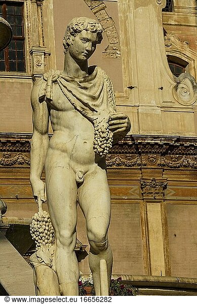 Skulptur des Dionysos (Bacchus) mit Weintrauben. Eine der Skulpturen  die den Pretoria-Brunnen schmücken. Die Skulpturen stellen olympische Gottheiten  allegorische Figuren (einige stellen Flüsse dar) und wilde Tiere dar. Pretoria-Brunnen (Fontana Pretoria)  Pretoria-Platz (Piazza Pretoria). Palermo  Sizilien  Italien  Europa.