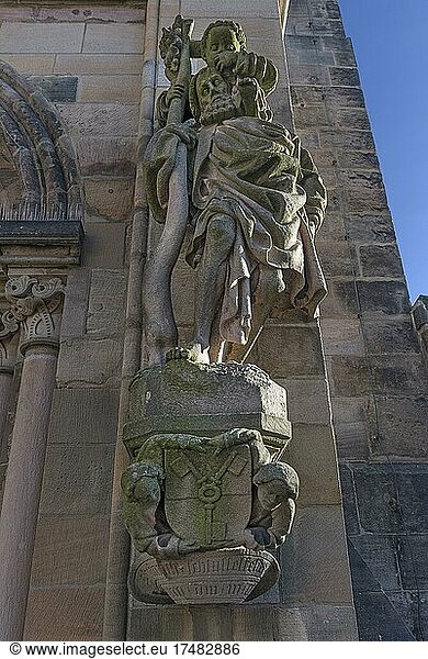 Skulptur des Heiligen Christopherus mit dem Jesuskind auf den Schultern  Lorenzkirche  Nürnberg  Mittelfranken  Bayern  Deutschland  Europa