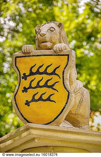 Skulptur eines Löwen  der das historische württembergische Wappen hält  Reutlingen  Baden-Württemberg  Deutschland.