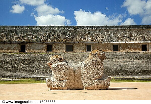 Skulptur eines zweiköpfigen Jaguars vor dem Gouverneurspalast (Palacio Del Gobernador) in der prähispanischen Maya-Ausgrabungsstätte Uxmal an der Puuc-Route  Merida  Bundesstaat Yucatan  Mexiko  Mittelamerika.
