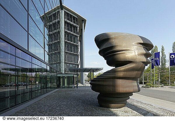 Skulptur First Appearance  Second Thoughts von Bildhauer Tony Cragg vor der Apo Bank-Zentrale  Deutsche Apotheker- und Ärztebank eG  Düsseldorf  Nordrhein-Westfalen  Deutschland  Europa