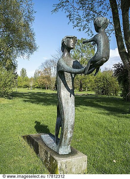 Skulptur ?Geborgene Kindheit  durch Zuwendung Bindung Selbstbehauptung? von Robert Seyfried  1977  Mettnaupark  Radolfzell am Bodensee  Baden-Württemberg  Deutschland  Europa