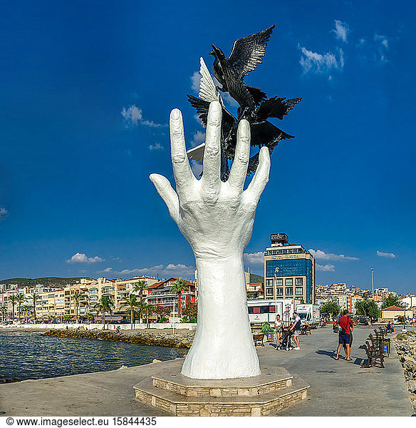 Skulptur Hand des Friedens in Kusadasi  Türkei