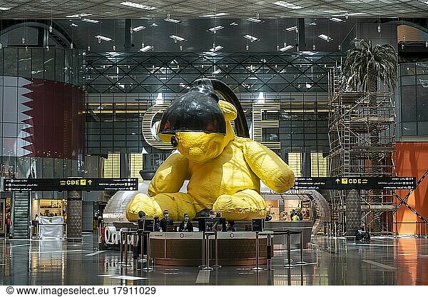 Skulptur Lamp Bear von urs Fischer  Duty free area  Flughafen Hamad international airport  Doha  Qatar  Katar  Asien