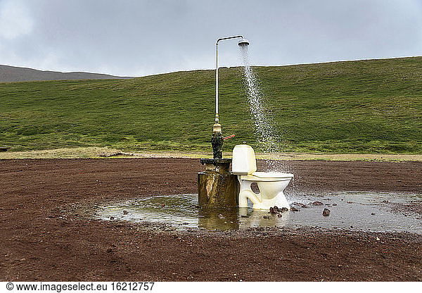 Skulptur mit Dusche und Toilette in Island