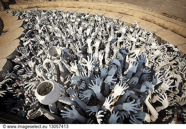 Skulptur von Händen  die Geld erreichen