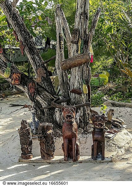 Skulpturen am Seven Mile Beach  Long Bay  Negril  Westmoreland Parish  Jamaika.