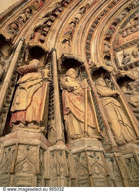 Skulpturen auf der Hauptfassade  Kirche der Santa María la Real. Deba. Guipúzcoa  Spanien
