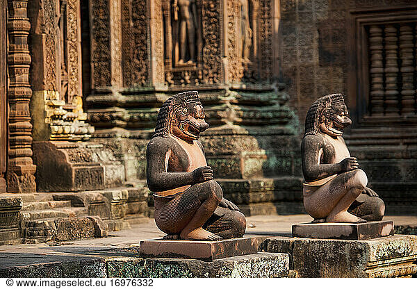 Skulpturen in den antiken Ruinen von Angkor Wat
