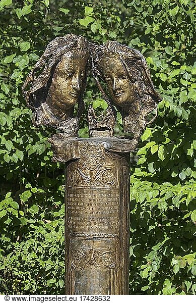 Skulpturen von Joseph Michael Neustifter  Denkmal für die Liebe  Herzog Albrecht III und Agnes Bernauer vor Schloss Blutenburg  Obermenzing  München  Oberbayern  Bayern  Deutschland  Europa