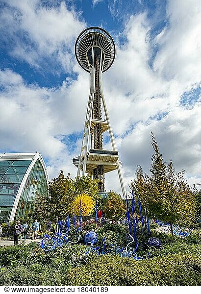 Skulpturengarten mit farbenfrohen Glaskunstwerken von Dale Chihuly  Chihuly Garden and Glass  mit Space Needle  im Herbst  Seattle  Washington  USA  Nordamerika