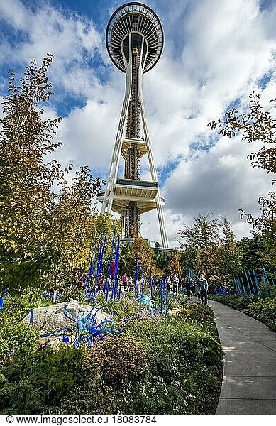 Skulpturengarten mit farbenfrohen Glaskunstwerken von Dale Chihuly  Chihuly Garden and Glass  mit Space Needle  im Herbst  Seattle  Washington  USA  Nordamerika