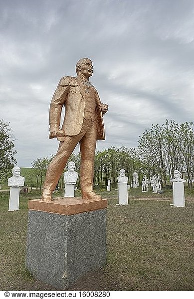 Skulpturengruppe des Denkmals und der Büsten von Wladimir Lenin im Museum des sozialistischen Realismus. Frumushika Nova  Oblast Odessa  Ukraine  Osteuropa.
