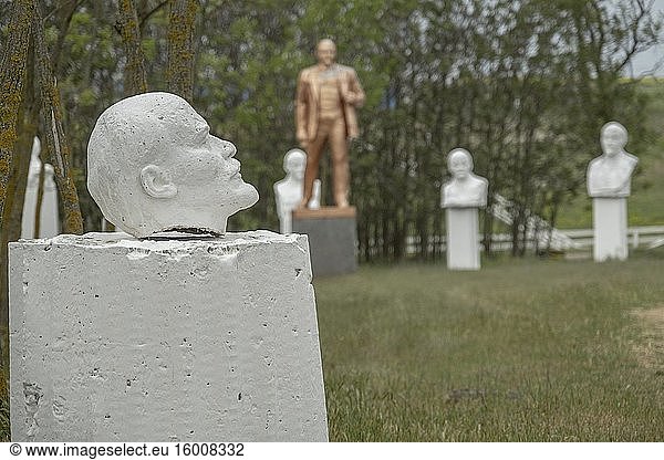Skulpturengruppe des Denkmals und der Büsten von Wladimir Lenin im Museum des sozialistischen Realismus. Frumushika Nova  Oblast Odessa  Ukraine  Osteuropa.