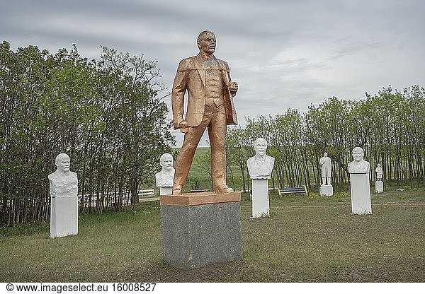 Skulpturengruppe des Denkmals und der Büsten von Wladimir Lenin im Museum für Sozialistischen Realismus. Frumushika Nova  Oblast Odessa  Ukraine  Osteuropa.