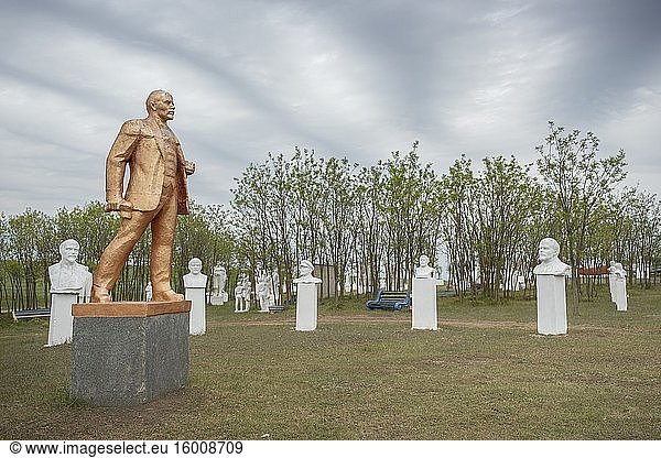 Skulpturengruppe des Denkmals und der Büsten von Wladimir Lenin im Museum für Sozialistischen Realismus. Frumushika Nova  Oblast Odessa  Ukraine  Osteuropa.