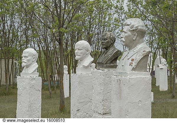 Skulpturengruppe mit Büsten von Joseph Stalin und Wladimir Lenin im Museum für Sozialistischen Realismus. Frumushika Nova  Oblast Odessa  Ukraine  Osteuropa.