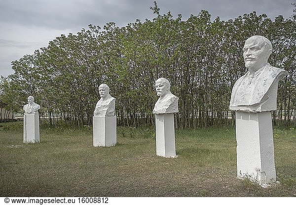 Skulpturengruppe mit Büsten von Wladimir Lenin im Museum für Sozialistischen Realismus. Frumushika Nova  Oblast Odessa  Ukraine  Osteuropa.