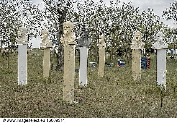 Skulpturengruppe mit Büsten von Wladimir Lenin im Museum für Sozialistischen Realismus. Frumushika Nova  Oblast Odessa  Ukraine  Osteuropa.