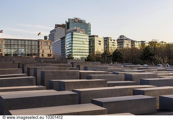 Skyline der Häuser am Potsdamer Platz,  Denkmal für die ermordeten Juden Europas,  Holocaust-Mahnmal,  von Architekt Peter Eisenmann,  Berlin,  Deutschland,  Europa