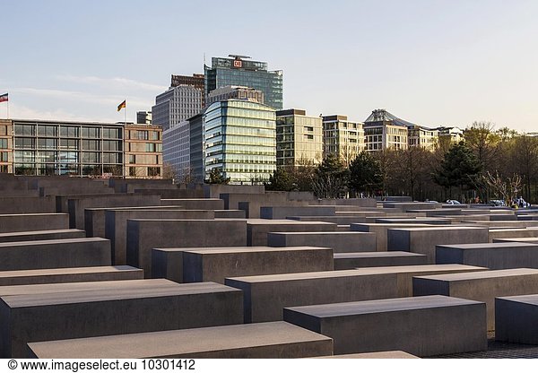 Skyline der Häuser am Potsdamer Platz Denkmal für die ermordeten Juden Europas Holocaust-Mahnmal von Architekt Peter Eisenmann Berlin Deutschland Europa