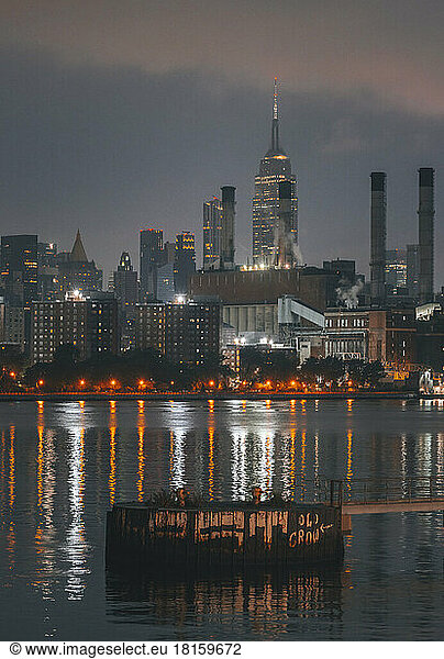 Skyline der Stadt bei Nacht New Yorker Stadt Reflexionen
