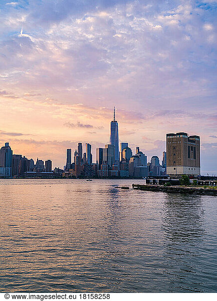 Skyline der Stadt bei Sonnenaufgang Manhattan Wolkenkratzer in der Innenstadt